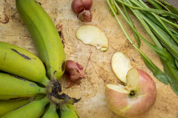 Apples, bananas, green, knife, texture, wood floors. — Stock Photo, Image