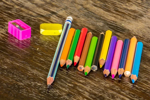 Sort crayons flooring surfaces, bright colors, red, yellow, blac — Stock Photo, Image