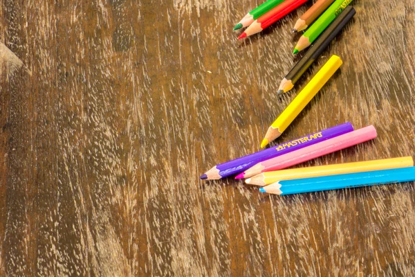 Classificar superfícies de piso de lápis de cor, cores brilhantes, vermelho, amarelo, blac — Fotografia de Stock