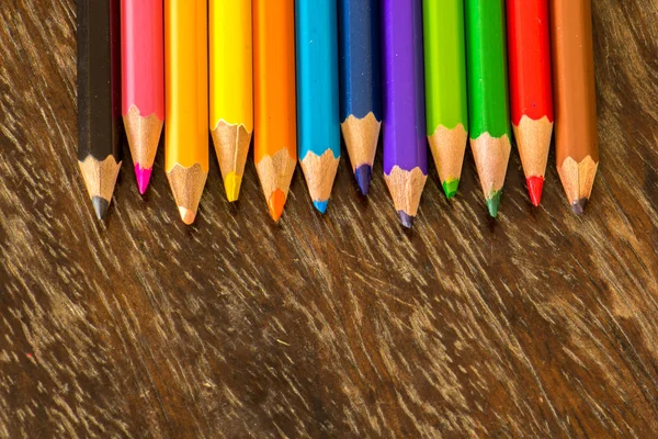 Trier les surfaces de plancher des crayons, couleurs vives, rouge, jaune, blac — Photo