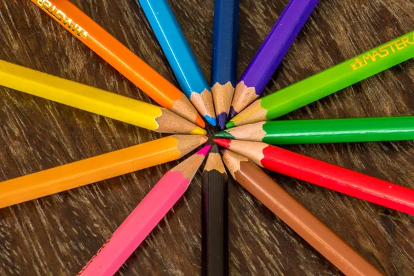 Trier les surfaces de plancher des crayons, couleurs vives, rouge, jaune, blac — Photo