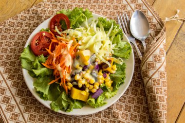 Bir masaya servis meyve salatası.