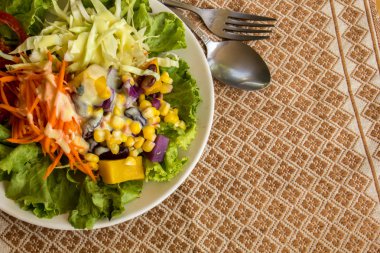 Bir masaya servis meyve salatası.