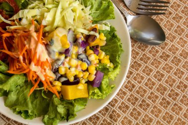 Bir masaya servis meyve salatası.