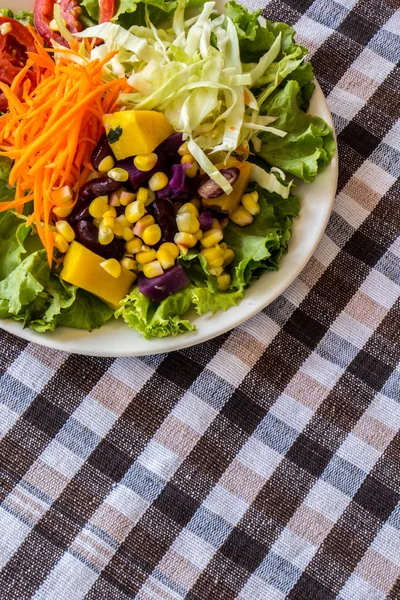 Salada, salada de frutas servida em uma mesa . — Fotografia de Stock