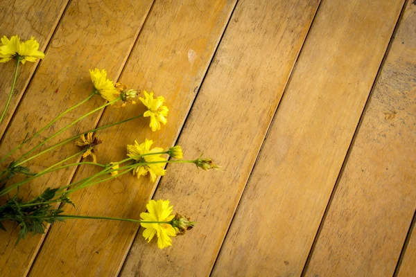 Желтые цветы на деревянный стол . — стоковое фото