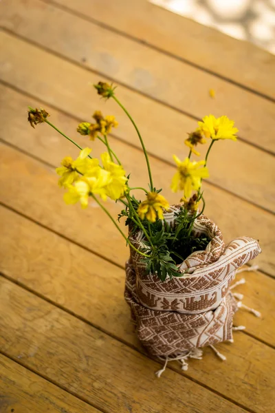 Hermosas flores amarillas envueltas en algodón . — Foto de Stock