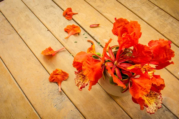Eski ahşap masa üzerinde turuncu çiçekler. — Stok fotoğraf