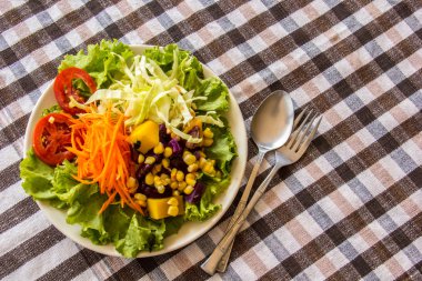 Bir masaya servis meyve salatası.