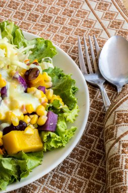 Bir masaya servis meyve salatası.