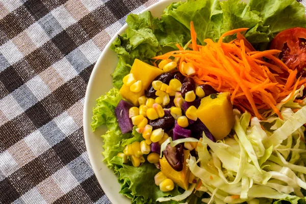 Salada, salada de frutas servida em uma mesa . — Fotografia de Stock