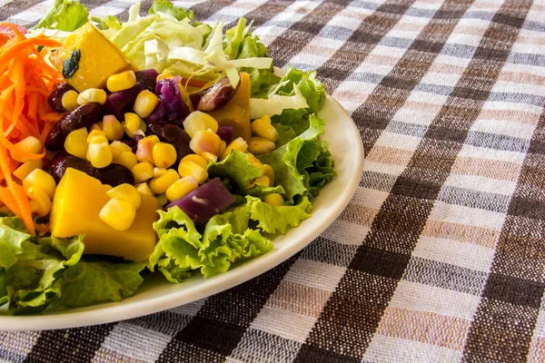 Salada de fruto servida em uma mesa . — Fotografia de Stock