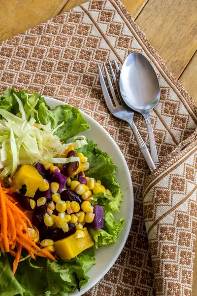 Salada de fruto servida em uma mesa . — Fotografia de Stock