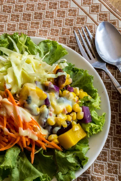 Salada de fruto servida em uma mesa . — Fotografia de Stock