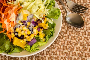 Bir masaya servis meyve salatası.