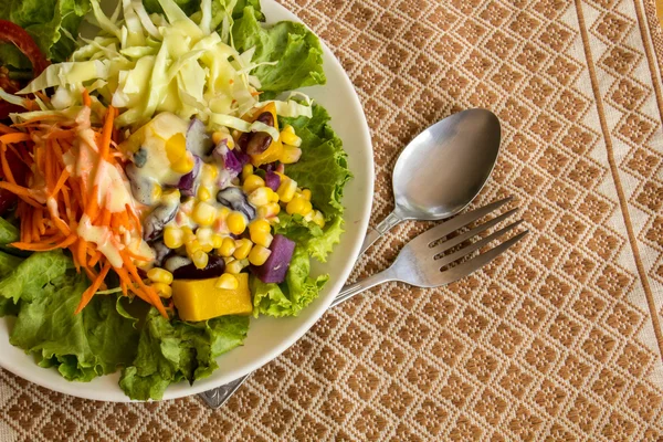 Ensalada de frutas servida sobre una mesa . — Foto de Stock