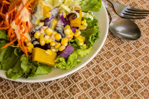 Salada de fruto servida em uma mesa . — Fotografia de Stock