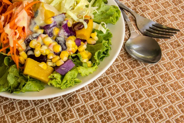 Salada de fruto servida em uma mesa . — Fotografia de Stock