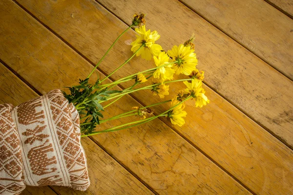 Hermosas flores amarillas envueltas en algodón . — Foto de Stock