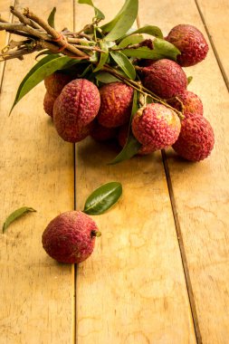 Lychee, olgun kırmızı masa yemek hazır.