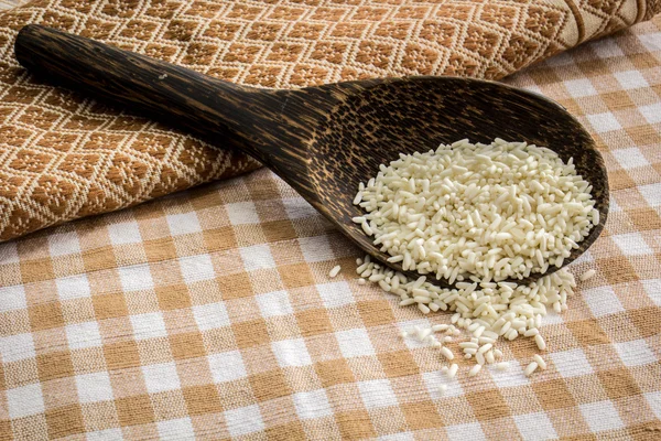 Łyżka ryżu na stole, z bawełny. — Zdjęcie stockowe