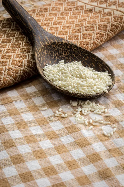 Colher de arroz na mesa coberta de algodão . — Fotografia de Stock
