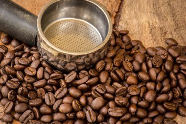 Kavrulmuş Kolombiyalı kahve çekirdekleri ahşap bir masa yerleştirilen.