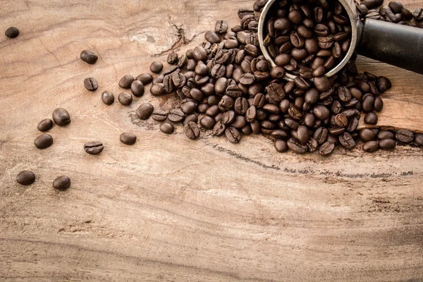 Geröstete kolumbianische Kaffeebohnen auf einem Holztisch. — Stockfoto