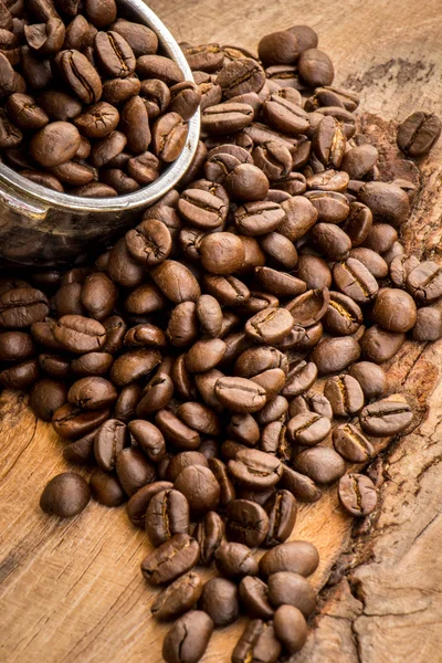 Grãos de café colombianos torrados colocados em uma mesa de madeira . — Fotografia de Stock