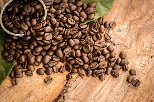 Roasted Columbian coffee beans placed on a wooden table. — Stock Photo, Image