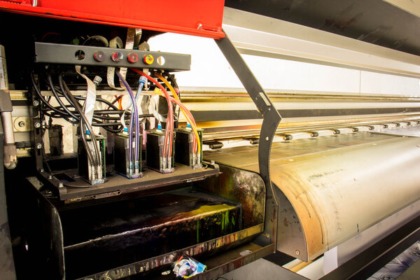 Impresora de inyección de tinta UV de gran formato industrial para imprimir en sh grande — Foto de Stock