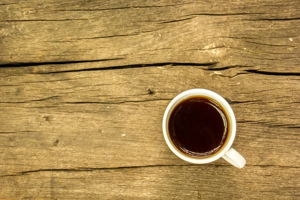 Koffiekopje op houten tafel. Uitzicht vanaf — Stockfoto