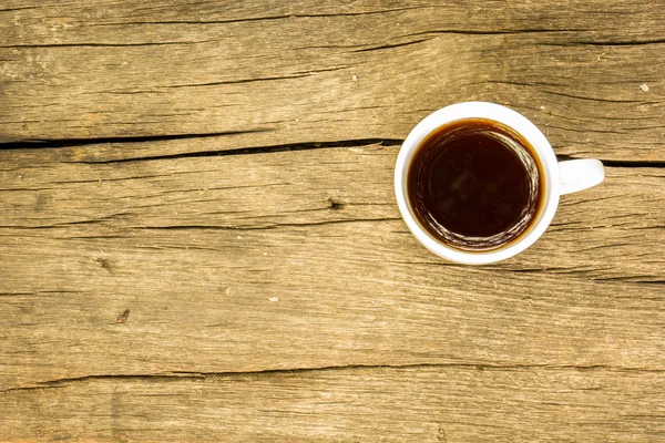 Koffiekopje op houten tafel. Uitzicht vanaf — Stockfoto