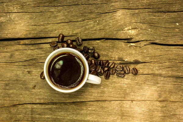 Šálek kávy na dřevěný stůl. Pohled z vrcholu — Stock fotografie