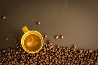 grunge koyu arka plan üzerine kahve