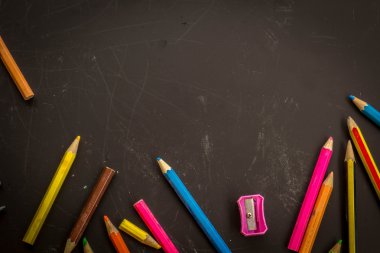 Kalemler siyah veya koyu arka plan üzerinde dramatik grup.