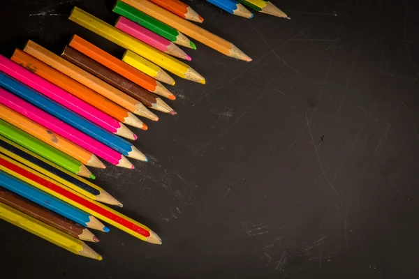 Drammatico gruppo di matite su sfondo nero o scuro . — Foto Stock
