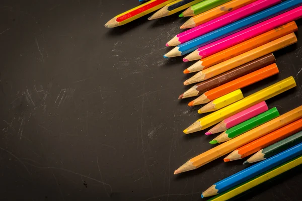 Grupo dramático de lápis sobre fundo preto ou escuro . — Fotografia de Stock