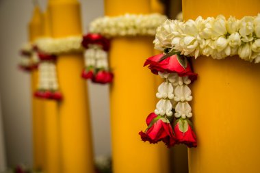 altın ve gümüş ayaklı ve yasemin garland