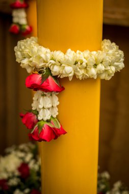 altın ve gümüş ayaklı ve yasemin garland