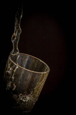 siyah arka planda Vintage tarzı açık su sıçrama