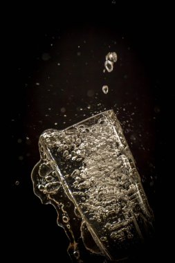 siyah arka planda Vintage tarzı açık su sıçrama