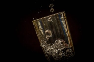 siyah arka planda Vintage tarzı açık su sıçrama