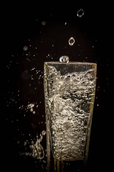 Klares Wasser Splash auf schwarzem Hintergrund Vintage-Stil — Stockfoto