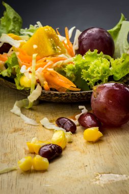 Mısır salata ve yerde siyah yemek kaşığı kırmızı şarap.