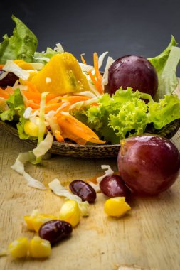 Mısır salata ve yerde siyah yemek kaşığı kırmızı şarap.