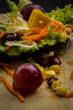 Mısır salata ve yerde siyah yemek kaşığı kırmızı şarap.