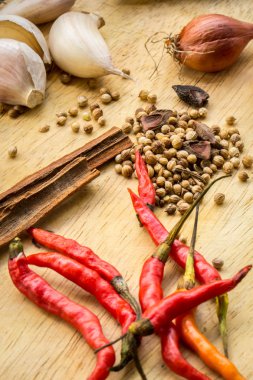 Ot madde Tom Yum baharatlı çorba geleneksel Tay gıda cuis