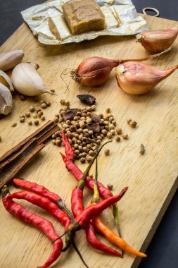 Ot madde Tom Yum baharatlı çorba geleneksel Tay gıda cuis