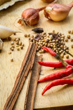 Ot madde Tom Yum baharatlı çorba geleneksel Tay gıda cuis